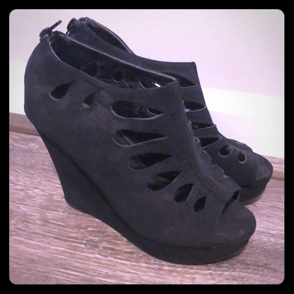 Heeled black sandals